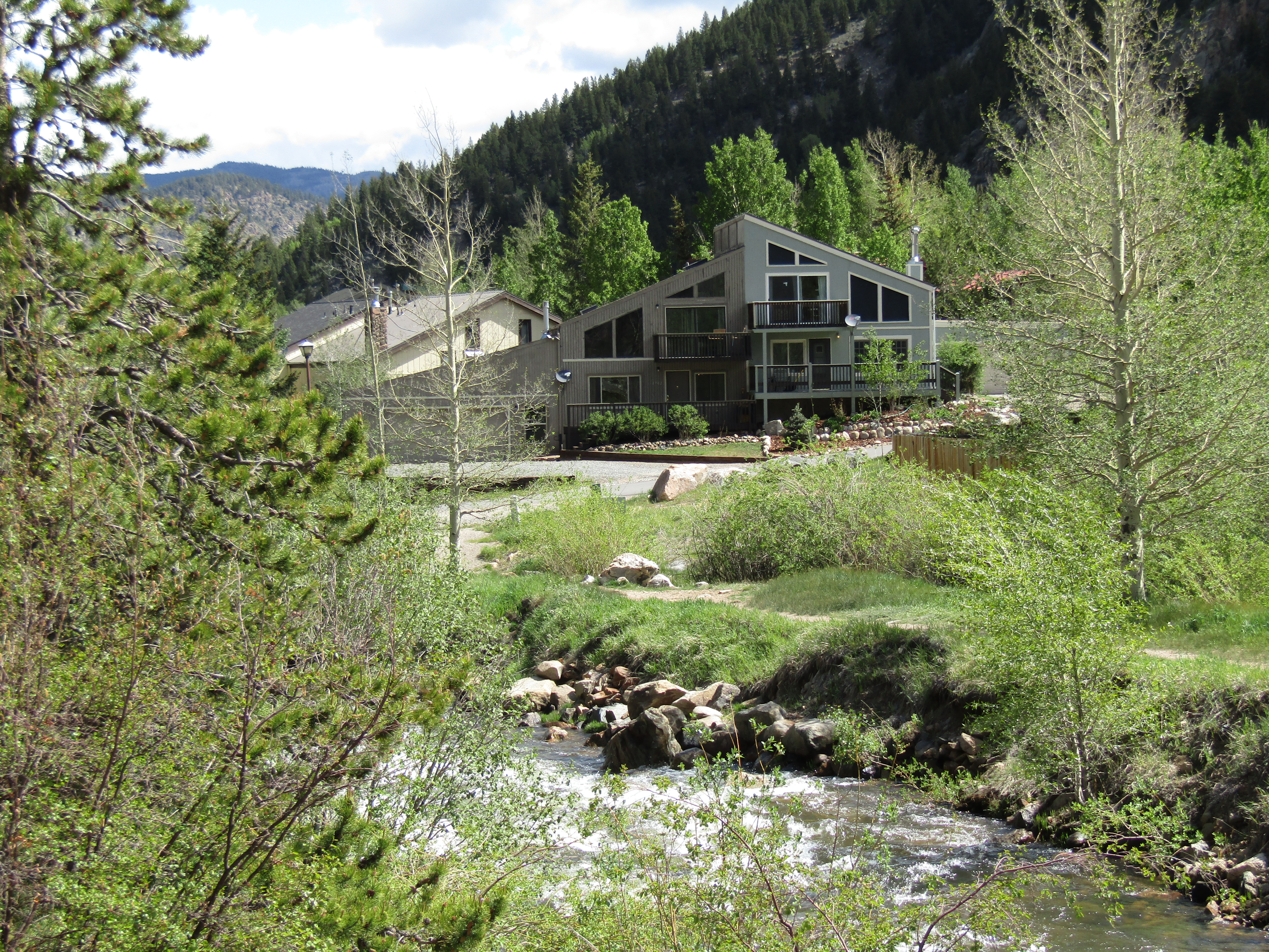 Beautiful Creekside Chalet with Awesome Mountain VIEWS - Bud and Breakfast